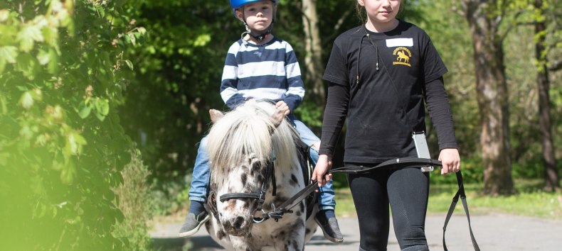 Tag im Pferdestall f&uuml;r Kinder ab 6 Jahren: Reiten, Ponyspiele, Pflege & Betreuung von 10&ndash;15 Uhr. Erlebnisreicher Tag auf dem Reiterhof. // &copy; de