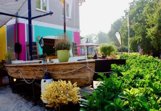 Schiff auf der Sommerterrasse, © feels Beach Club Hotel Kühlungsborn