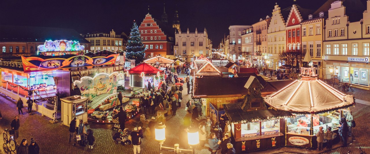 De kerstmarkt van Greifswald op het historische marktplein. // © Wally Pruß De kerstmarkt van Greifswald op het historische marktplein. // © Wally Pruß