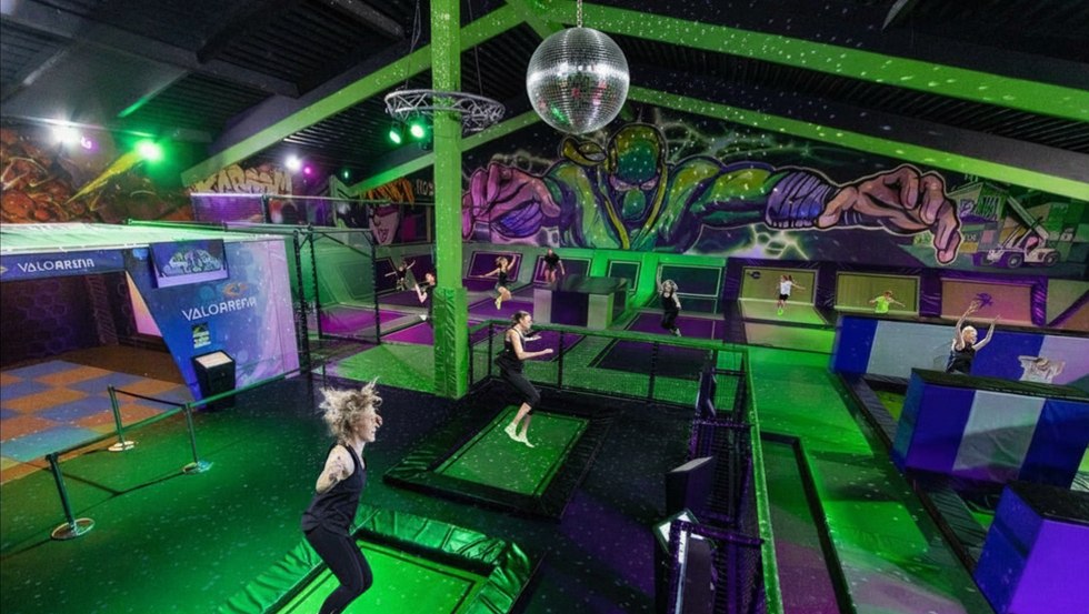 Trampolinhalle mit verschiedenen Bereichen // &copy; Level Up One GmbH