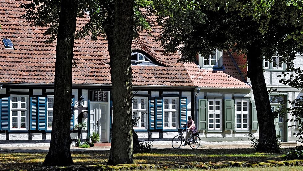 Auch Ludwigslust schm&uuml;ckt sich mit bunten Fachwerkh&auml;usern // &copy; MV-T/ Neumann