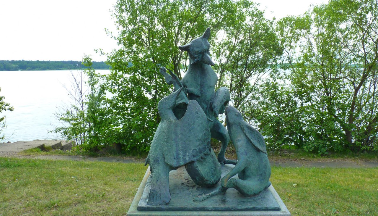 L&uuml;tt Matten, de Has - Skulptur von Walther Preik, &copy; Waren (M&uuml;ritz)-Information