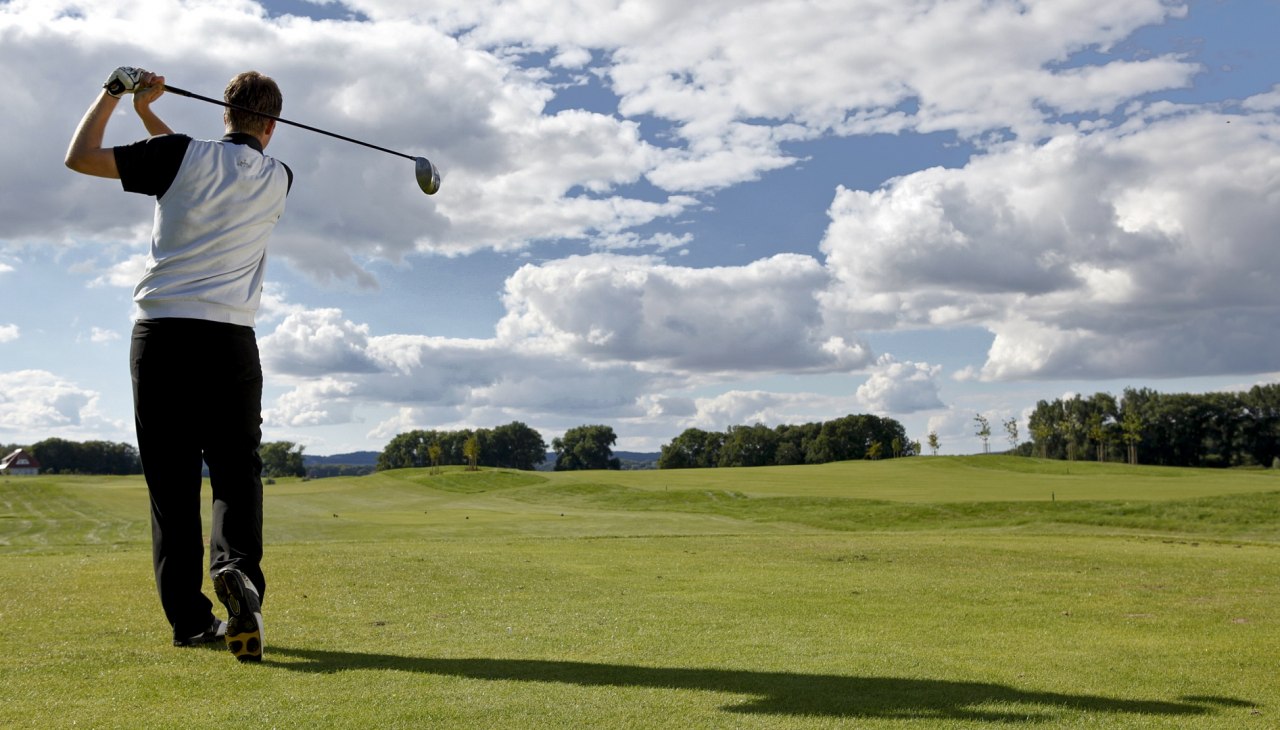 Golfer beim Abschlag, © arcona Golfhotel Teschow GmbH / Henrike Schunck Golfer beim Abschlag, © arcona Golfhotel Teschow GmbH / Henrike Schunck