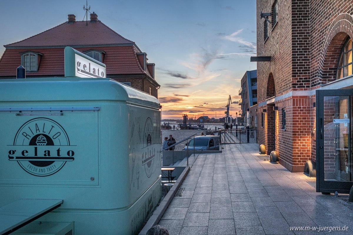 Haupteingang mit Blick auf unserem Eiswagen. // © rialto Haupteingang mit Blick auf unserem Eiswagen. // © rialto