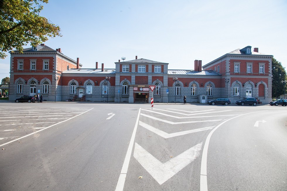 Der Bahnhof von der Stra&szlig;enseite aus. // &copy; Frank Burger
