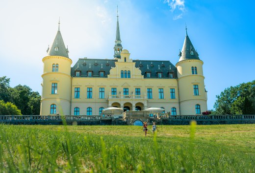 Das Schlosshotel im Herzen der Insel R&uuml;gen mit 65 individuellen Zimmern, Restaurant mit Terrasse, Bar und Wellness-Bereich mit Sauna sowie Innenpool. Erleben Sie einzigartige Architektur kombiniert mit exquisiter K&uuml;che und herausragendem Service. // &copy; MV-T/Tiemann