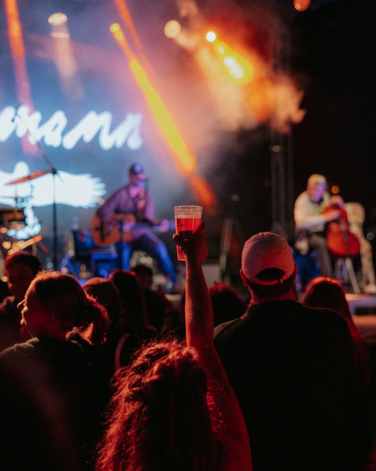Stadthafen, B&uuml;hnenprogramm zur Hanse Sail 2024, Pohlmann, &copy; TZRW, ganscool.media