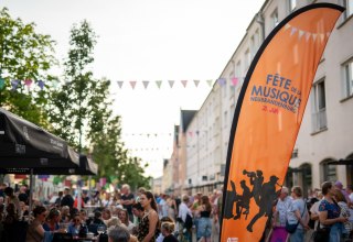 Fröhliches Beisammensein auf der Turmstraße während der Fête de la Musique. // © Jessica Schuck Fröhliches Beisammensein auf der Turmstraße während der Fête de la Musique. // © Jessica Schuck
