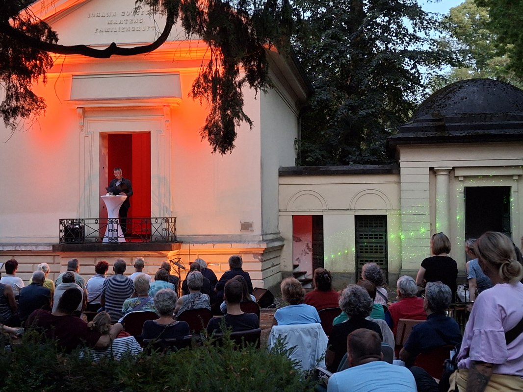 Krimiforscher Bert Lingnau vor einem Mausoleum des Wismarer Friedhofs // &copy; Anja Kretschmer