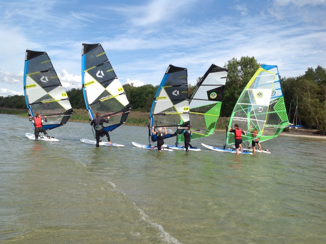 Windsurfkurs inklusive Material im Stehrevier // © Katamaran- und Surfmühle Windsurfkurs inklusive Material im Stehrevier // © Katamaran- und Surfmühle