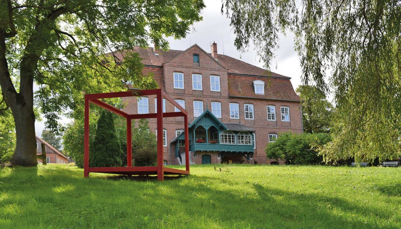 Kunst im Garten des Künstlerhaus Schloss Plüschow, © Schloss Plüschow Kunst im Garten des Künstlerhaus Schloss Plüschow, © Schloss Plüschow