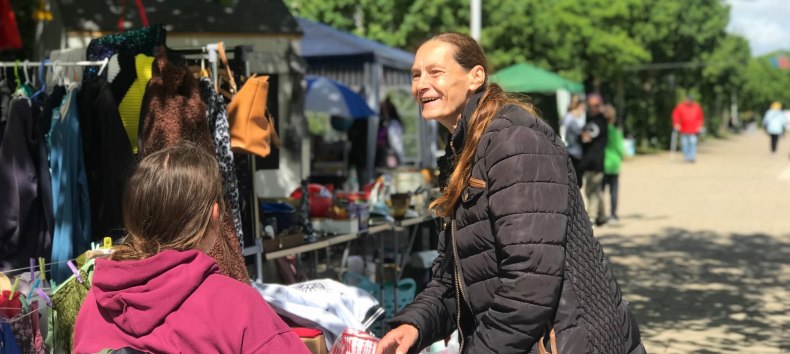 &bdquo;Ein Moment voller Begegnung: Zwischen Kleiderst&auml;ndern, Sonnenschein und kleinen Sch&auml;tzen geht es auf unserem Flohmarkt nicht nur ums Kaufen und Verkaufen &ndash; sondern ums Kl&ouml;nen, Lachen und ein herzliches Miteinander.&ldquo;, &copy; LGE-MV