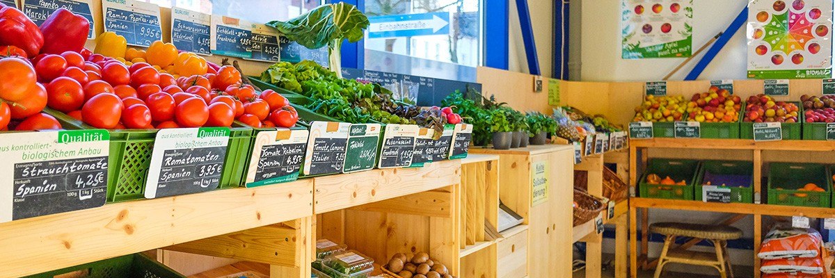 Ausschnitt Obst & Gem&uuml;se-Abteilung, die ganze Frische der Region zusammen mit einem Obst & Gem&uuml;se aus aller Welt // &copy; Martin Wittmann, freedesign.de