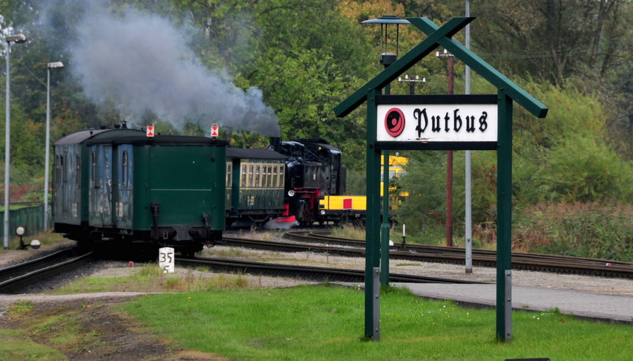 Rasender Roland am Bahnhof in Putbus auf R&uuml;gen, &copy; Tourismuszentrale R&uuml;gen