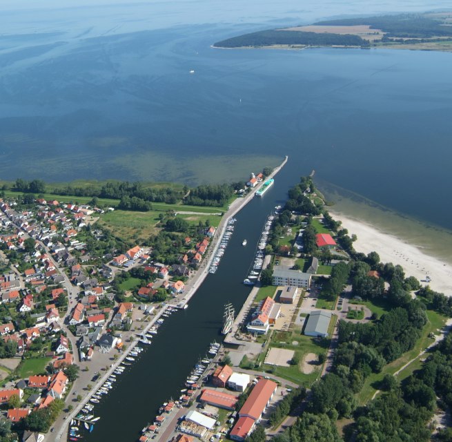 Ryck-mundingen ud i Greifswalder Bodden og Eldena-badestranden // &copy; Segelschule Greifswald Dieter Knopp