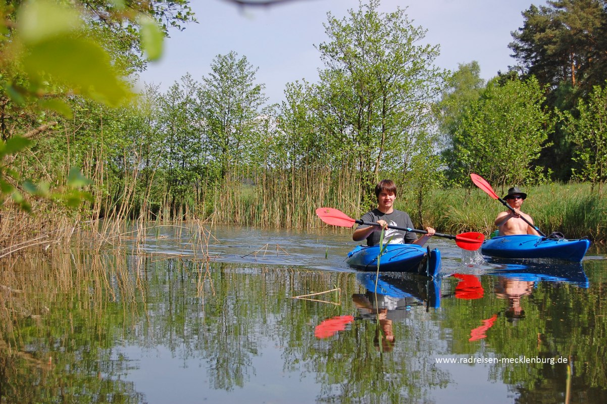 Zwei Paddler im Kajak auf dem See. // © Ralf Tetmeyer, radreisen-mecklenburg Zwei Paddler im Kajak auf dem See. // © Ralf Tetmeyer, radreisen-mecklenburg