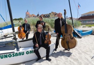 Bartosz Chrzescijanek, Ovidius David, Ekkehardt Walther, Michael Brzoska, © https://www.kunsthalle-kuehlungsborn.de/event/rossini-strings-2025/ Bartosz Chrzescijanek, Ovidius David, Ekkehardt Walther, Michael Brzoska, © https://www.kunsthalle-kuehlungsborn.de/event/rossini-strings-2025/