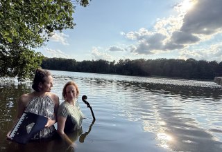 Sonja Lena Schmid und Anne von Twardowski, Gründerinnen von "Rauschen am See", am Neuenkirchener See // © Mohrmann Sonja Lena Schmid und Anne von Twardowski, Gründerinnen von "Rauschen am See", am Neuenkirchener See // © Mohrmann