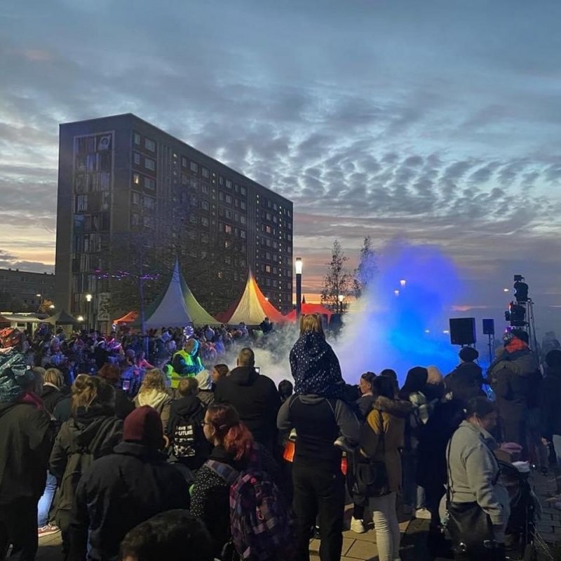 "Sfeervolle drukte tijdens het Festival of Lights - een avond waarop kleuren, muziek en gemeenschap het plein verlichten." // &copy; LGE-MV