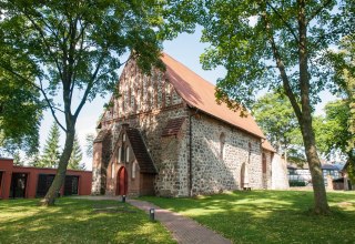 Kirche Vilz seitlich von vorne mit modernem Anbau // &copy; Frank Burger