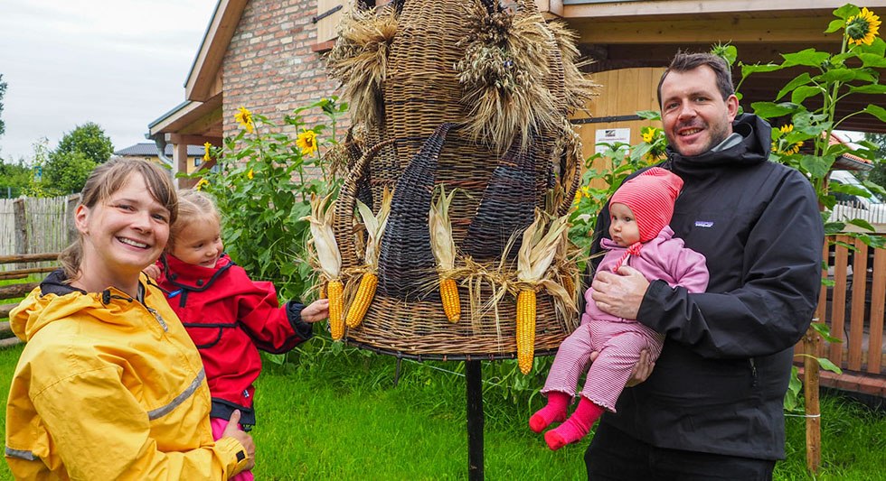 &hellip; und eine Flechtkrone von Charlotte Sell. // &copy; Freilichtmuseum Klockenhagen