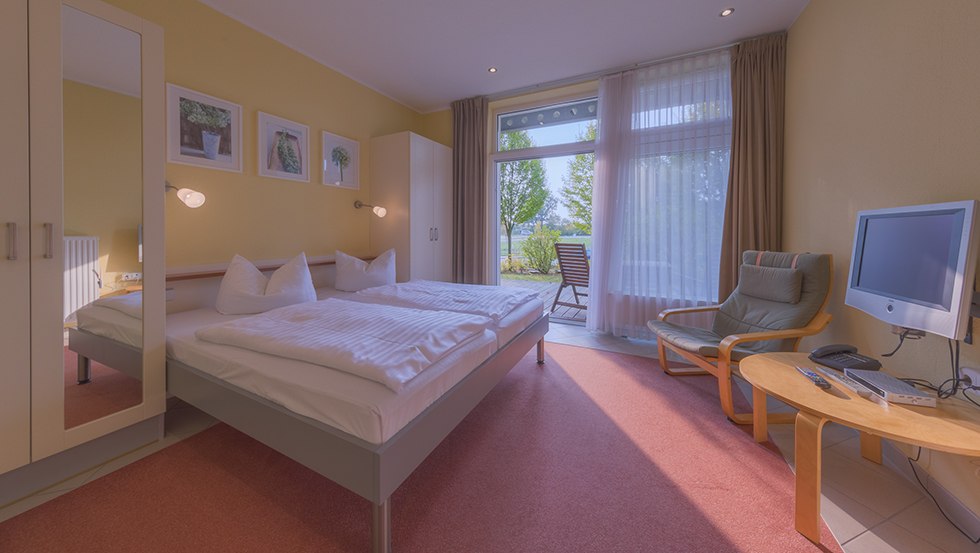 Das Hotelzimmer vom Typ Strandläufer hat 23 m², Pantryküche, Balkon oder Terrasse. // © Ferienpark Mirow GmbH Das Hotelzimmer vom Typ Strandläufer hat 23 m², Pantryküche, Balkon oder Terrasse. // © Ferienpark Mirow GmbH