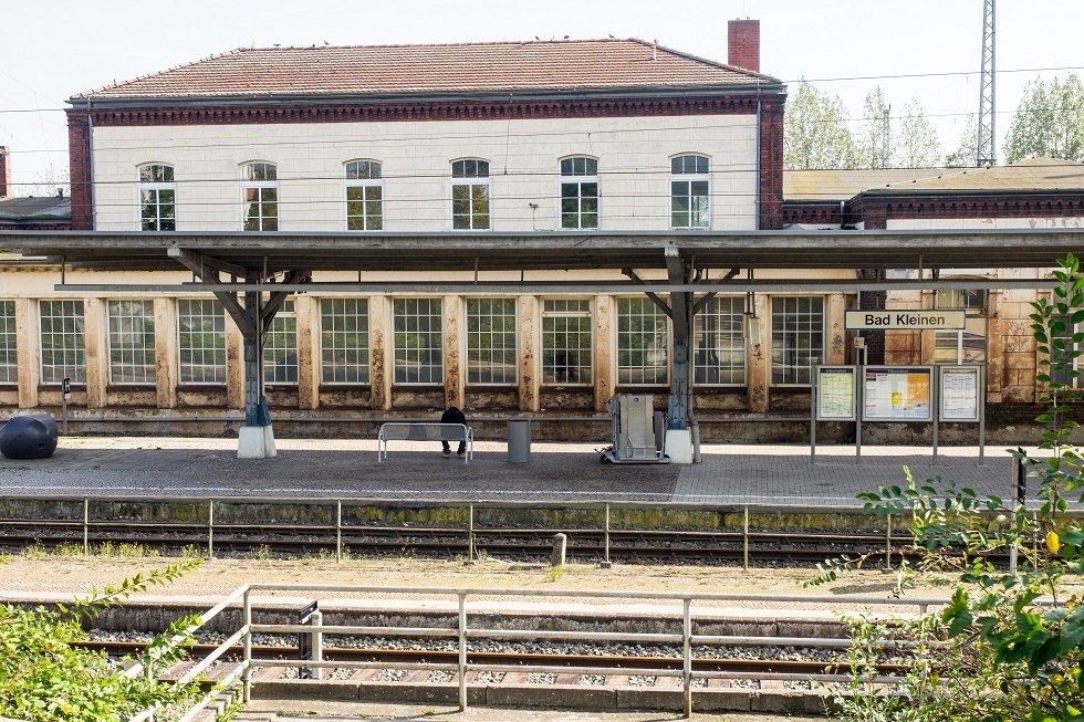 Der Bahnhof liegt in Hanglage zwischen dem Dorf und dem Schweriner See. // © Frank Burger Der Bahnhof liegt in Hanglage zwischen dem Dorf und dem Schweriner See. // © Frank Burger