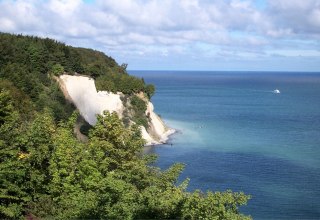 Blick auf die umliegenden Kreidefelsen und die Ostsee // &copy; Tourismuszentrale R&uuml;gen