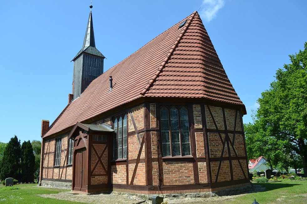 Wunderschöne Rückansicht mit Fachwerk und Seiteneingang aus Holz der Kirche., © Herr Werner