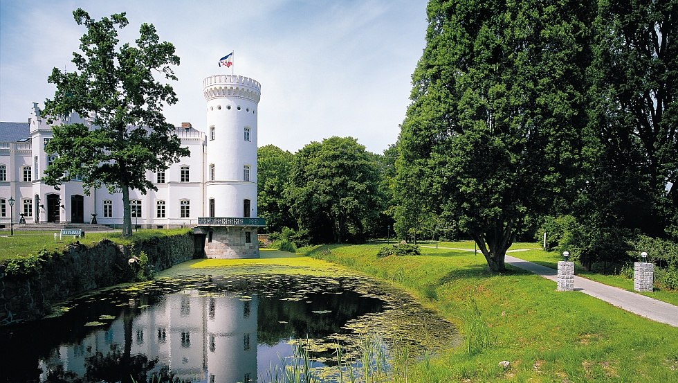 Schlosshotel Schlemmin mit seinem ca. 20 Hektar gro&szlig;en Landschaftspark // &copy; MV-T/Werk3