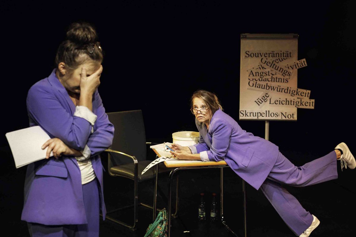 Heike Feist & Astrid Kohrs in »Gar nicht lügen ist auch keine Lösung« // © Pavol Putnoki Heike Feist & Astrid Kohrs in »Gar nicht lügen ist auch keine Lösung« // © Pavol Putnoki