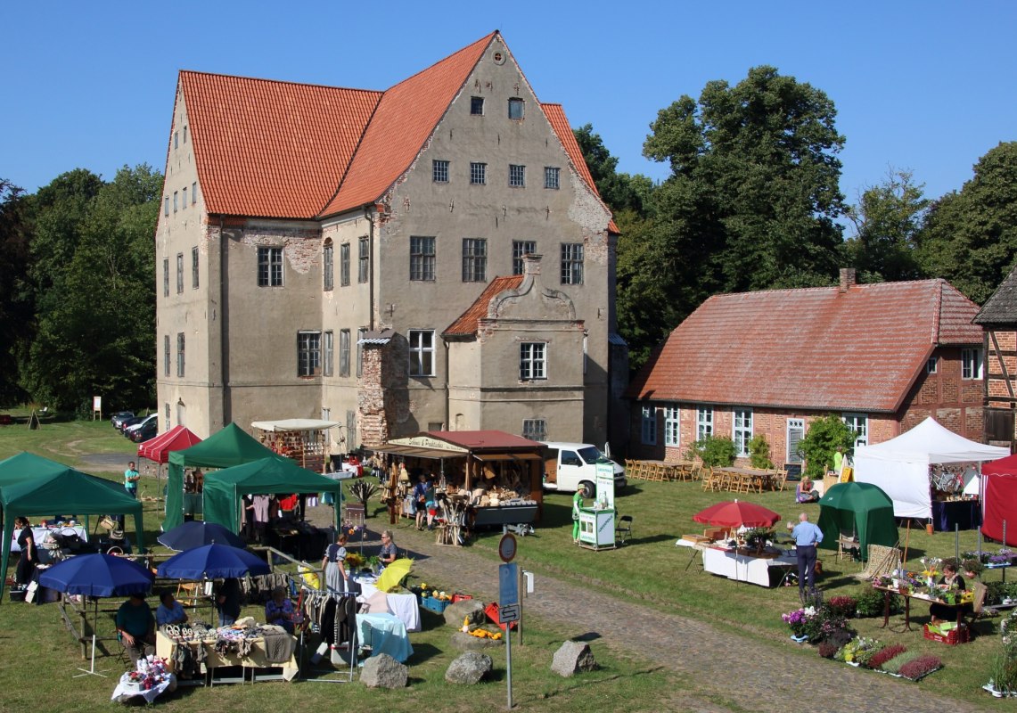 Sommermarkt in Ludwigsburg // © Archiv Förderverein Schloss- und Gutshofanlage Ludwigsburg e. V. Sommermarkt in Ludwigsburg // © Archiv Förderverein Schloss- und Gutshofanlage Ludwigsburg e. V.