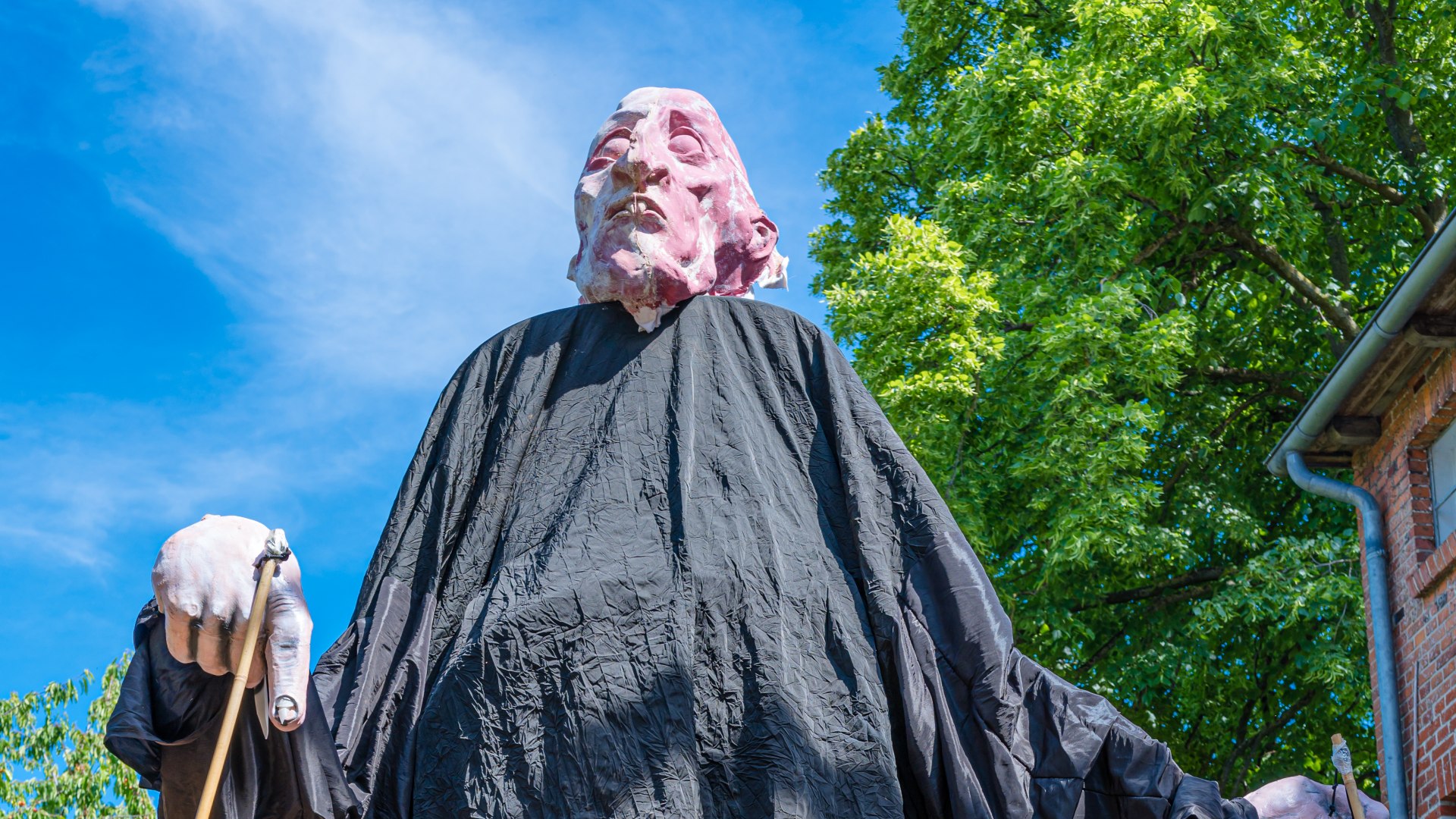 So soll „Nosferatu“ Gäste im Jahr 2022 durch Wismar begleiten. Schließlich feiern nicht nur Wismar und Stralsund 20 Jahre UNESCO-Weltkulturerbe; auch der Film Nosferatu feiert 100. Geburtstag. Wenn das keine Gründe zum Feiern sind! // © MV-T/Tiemann So soll „Nosferatu“ Gäste im Jahr 2022 durch Wismar begleiten. Schließlich feiern nicht nur Wismar und Stralsund 20 Jahre UNESCO-Weltkulturerbe; auch der Film Nosferatu feiert 100. Geburtstag. Wenn das keine Gründe zum Feiern sind! // © MV-T/Tiemann