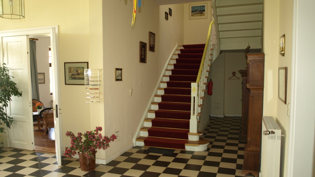 Gutshaus Neu Wendorf Eingang // &copy; Hans-Hellmuth Eben