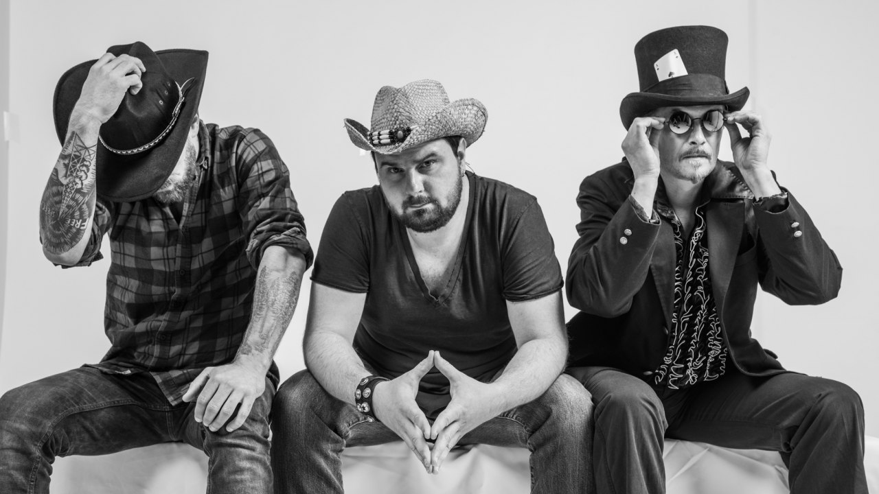 Coverhits mit Mandoline, Bass-Ukulele und Gitarre. Kleine Instrumente - große Songs - großer Spaß. // © Stephan Klement Coverhits mit Mandoline, Bass-Ukulele und Gitarre. Kleine Instrumente - große Songs - großer Spaß. // © Stephan Klement