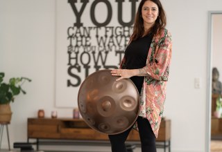 Nadine, Leiterin des Handpan Workshops mit Handpan in der Hand., &copy; Nishā Yoga GbR