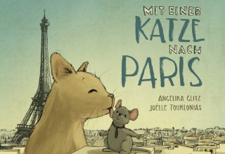 Eine Katze schleckt freundlich eine Maus ab. Im Hintergrund ist der Eifelturm zu sehen, sowie die D&auml;cher der Stadt Paris., &copy; Stadtbibliothek Stralsund