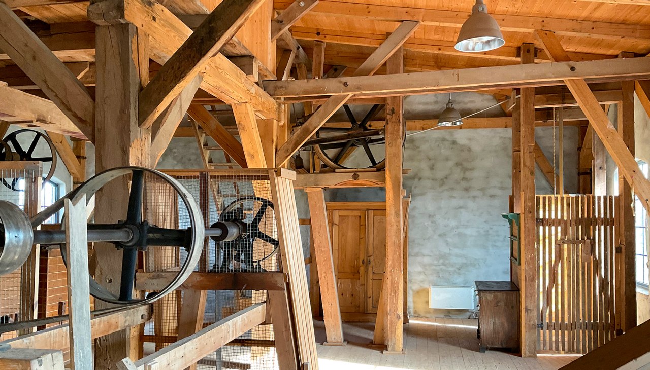 Innenansicht der obersten Etage der Motormühle Lübs mit originalen Geräten, © Monika Lehn Innenansicht der obersten Etage der Motormühle Lübs mit originalen Geräten, © Monika Lehn