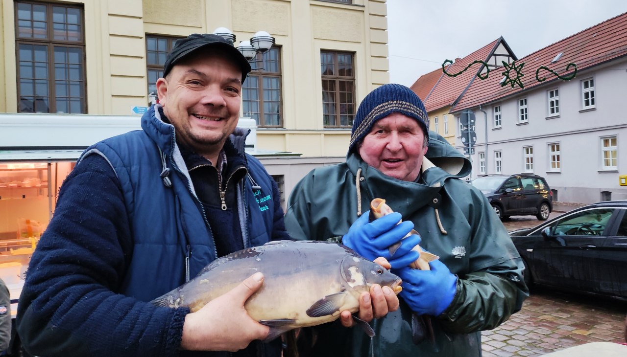 Verkauf von Silvesterkarpfen auf dem Teterower Marktplatz, &copy; Jana Koch
