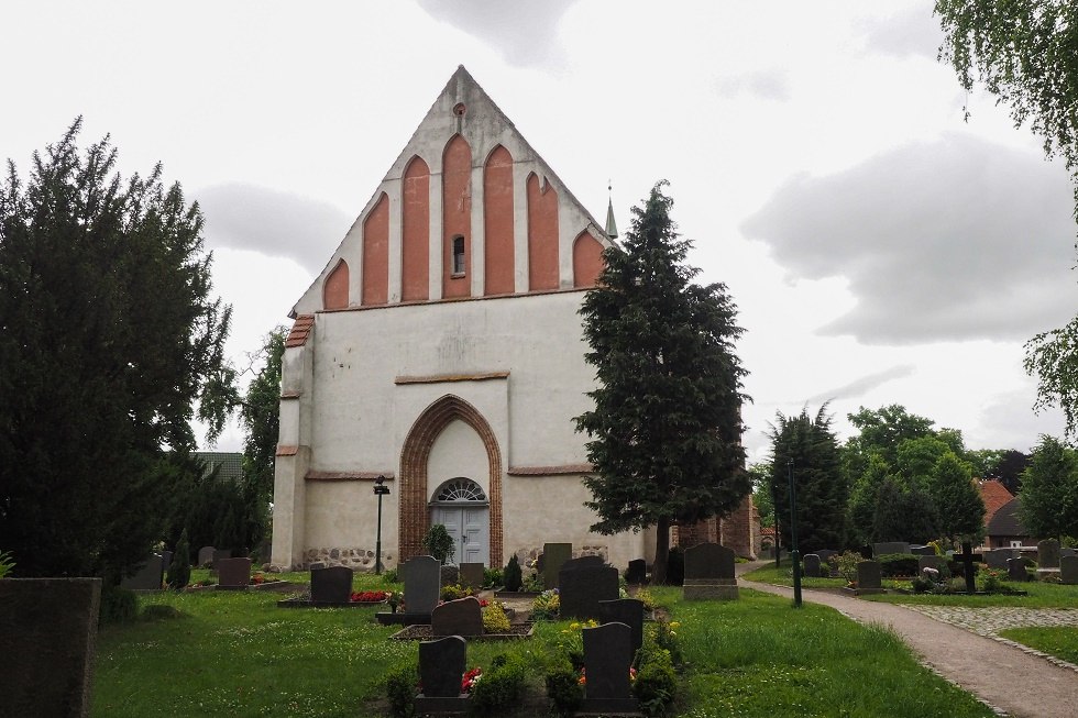 Kirche Bentwisch von der Westseite // &copy; Frank Burger