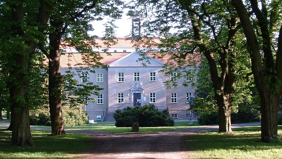 Kastanienallee zum Barockschloss Griebenow mit Portal und Ehrenhof // &copy; Barockschlo&szlig; zu Griebenow e.V.
