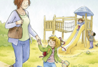 Conni und ihre Mutter gehen zusammen zum Kindergarten. Sonni hält ihre Hand. Im Hintergrund sind Kinder auf einem Klettergerüst abgebildet. // © Stadtbibliothek Stralsund Conni und ihre Mutter gehen zusammen zum Kindergarten. Sonni hält ihre Hand. Im Hintergrund sind Kinder auf einem Klettergerüst abgebildet. // © Stadtbibliothek Stralsund