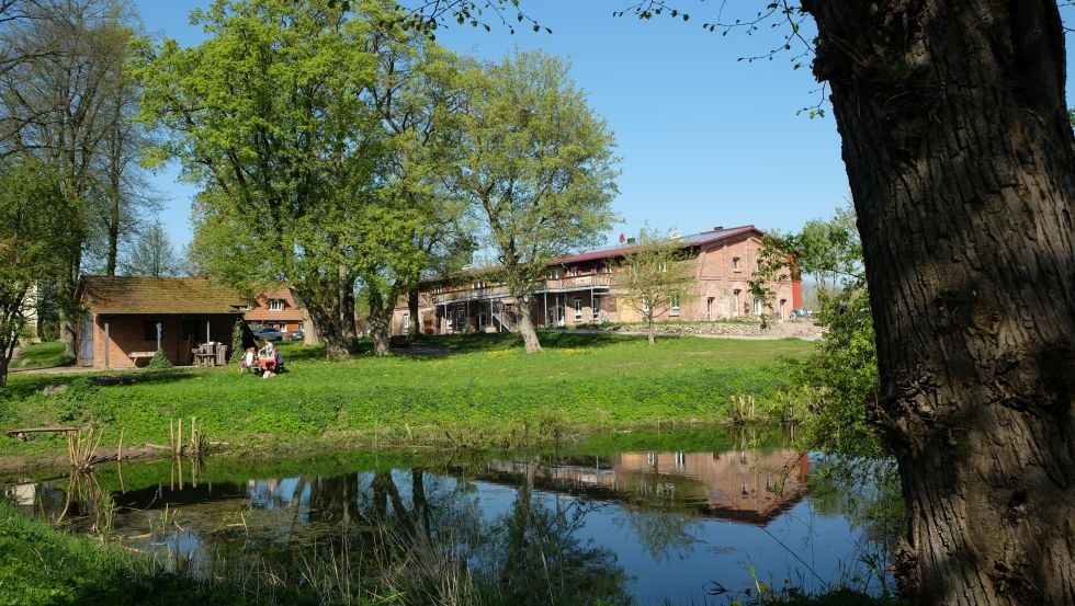 Den Park vor unseren Ferienwohnungen auf dem Hof Medewege genießen // © Hof Medewege/ Hof Ferien Medewege UG Den Park vor unseren Ferienwohnungen auf dem Hof Medewege genießen // © Hof Medewege/ Hof Ferien Medewege UG