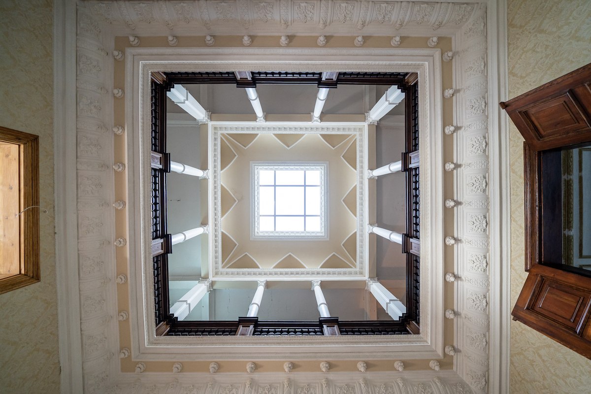 Trap met galerij in het landhuis Gorow // © Domusimages Trap met galerij in het landhuis Gorow // © Domusimages