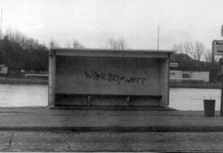 Angespr&uuml;hte Losung "Wahlboykott" an einer Bushaltestelle in Stralsund // &copy; Bundesarchiv - Stasi-Unterlagen-Archiv Rostock