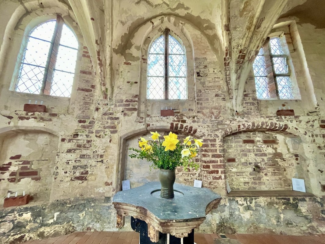 Osterglocken im Altarraum // &copy; Freundeskreis Kirche zu Landow e.V.