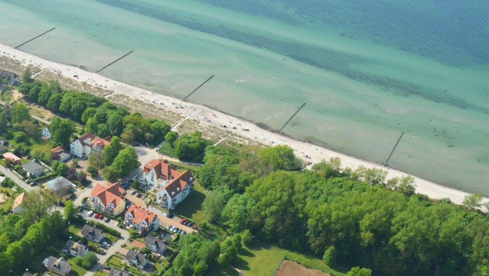 Luftaufnahme des Strandes am Schwarzen Busch // &copy; Oppenh&auml;user Ostsee-Insel-Poel