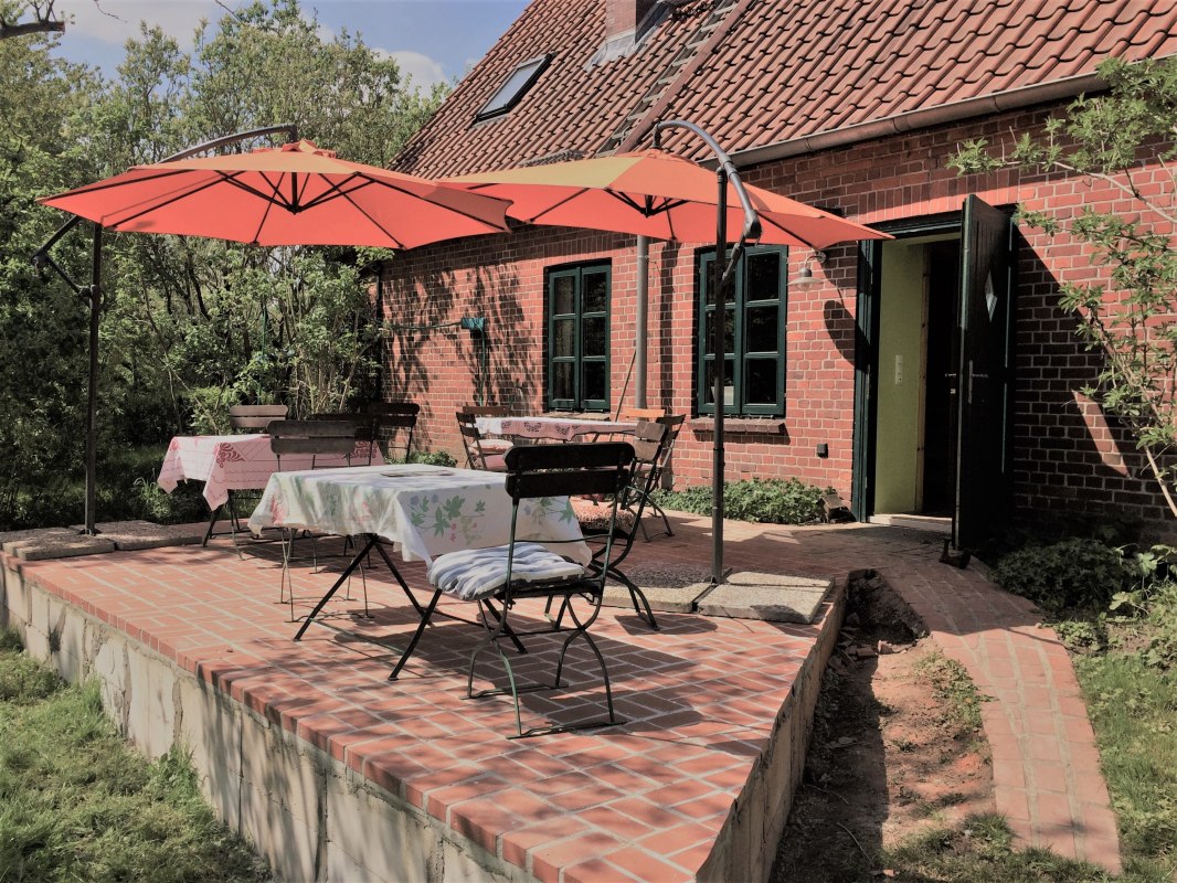 Het caféterras, een van de vele zitjes in de tuin. // © Thomas Grosch Het caféterras, een van de vele zitjes in de tuin. // © Thomas Grosch