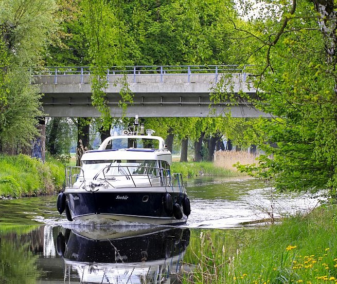 Mit dem Hausboot auf der Elde-Müritz-Wasserstraße kann man Natur aus der Nähe bewundern, © Ralf Ottmann
