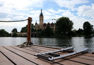 Das prächtige Schloss in Schwerin von der Wasserseite aus bestaunen // © MV-T/S. H. Witzel Das prächtige Schloss in Schwerin von der Wasserseite aus bestaunen // © MV-T/S. H. Witzel